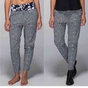 Lululemon Departure Pants Size 6 Plush Petal Floral Black White Joggers